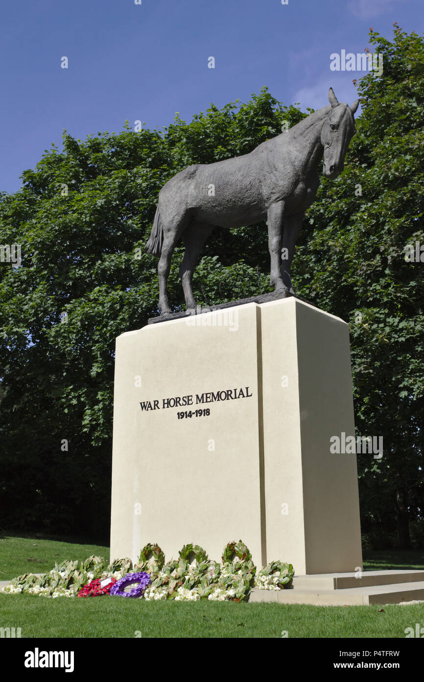 Ascot Berkshire / UK - Giugno 15 2018: un memoriale per cavalli da guerra che hanno perso la vita durante la Prima Guerra Mondiale. Progettato da Susan Leyland. Foto Stock