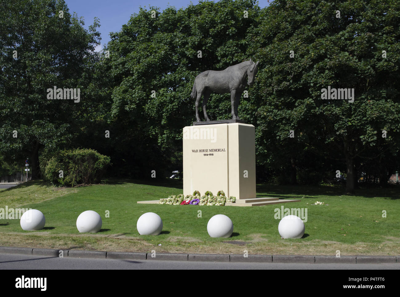 Ascot Berkshire / UK - Giugno 15 2018: un memoriale per cavalli da guerra che hanno perso la vita durante la Prima Guerra Mondiale. Progettato da Susan Leyland. Foto Stock