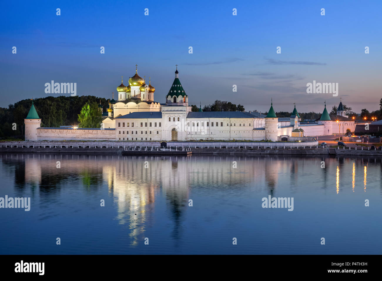 Il monastero Ipatiev riflettendo in acqua al tramonto, a Kostroma, Russia Foto Stock