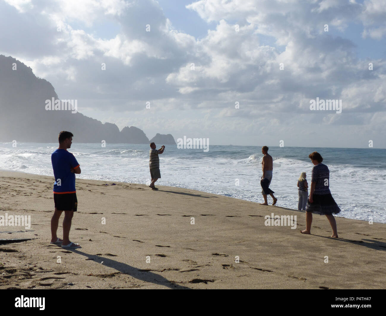 Spiaggia di Cleopatra, Alanya, Turchia, ottobre 30, 2017: spiaggia dopo la pioggia, guardare la gente sulle onde Foto Stock