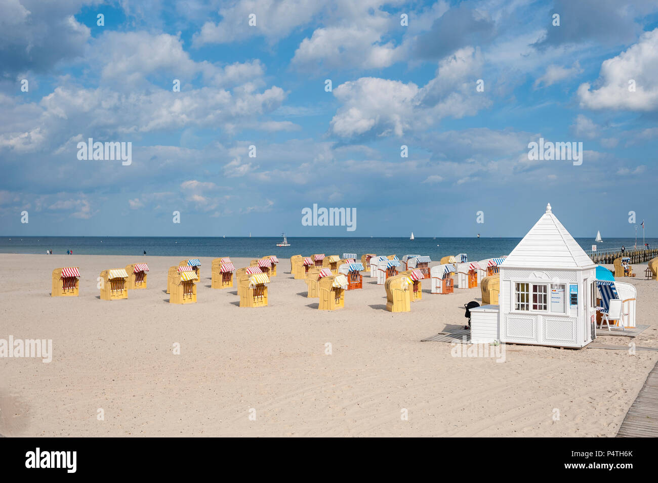 Vuoto spiaggia di sabbia attrezzata con sedie a sdraio, Travemünde, Mar Baltico, Schleswig-Holstein, Germania Foto Stock