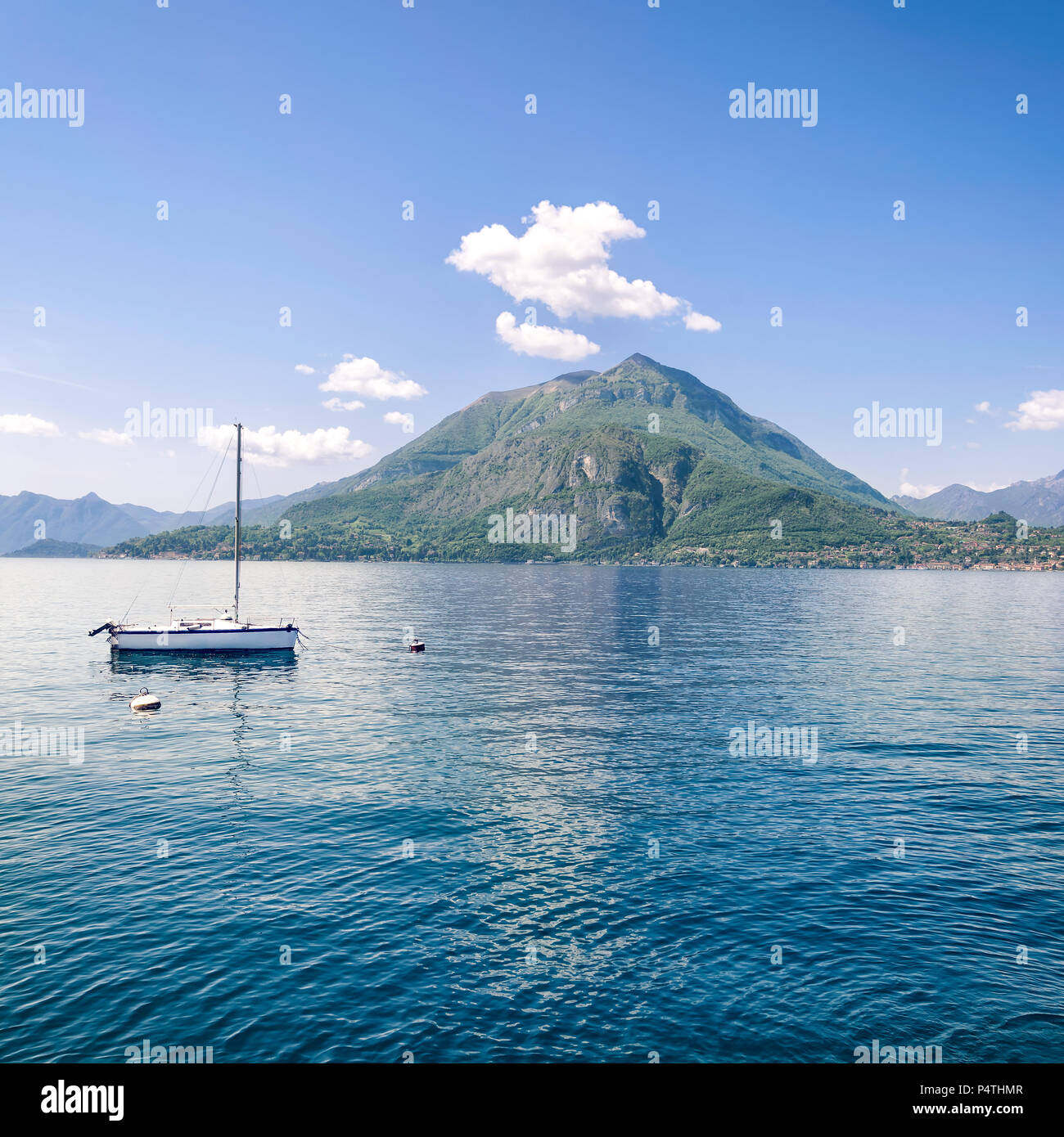 Barca a vela di appoggio ancorata a Varenna, Lago di Como, Lombardia, Italia Foto Stock