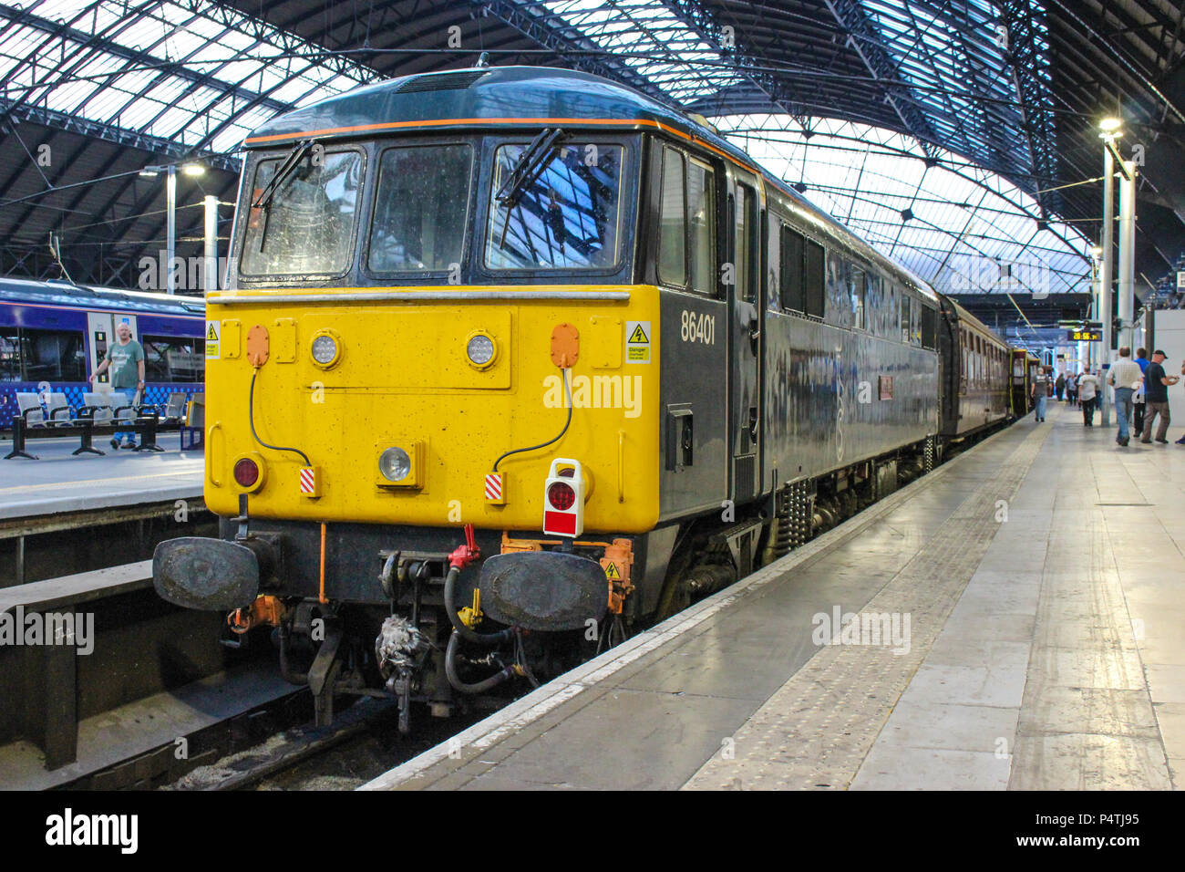 Classe 86 Locomotiva elettrica a Glasgow Queen Street Stazione Ferroviaria Foto Stock