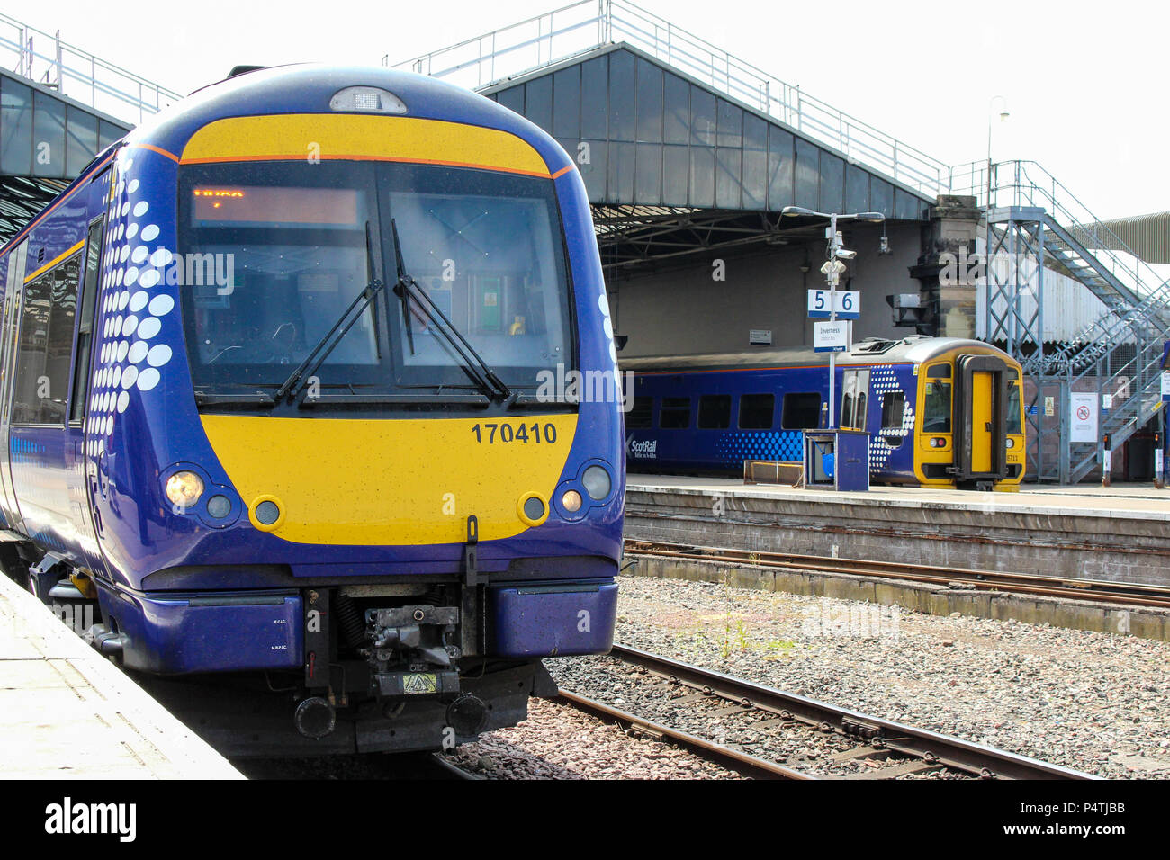 Diesel ScotRail più unità stand a Inverness stazione ferroviaria in attesa di prossimi servizi verso Aberdeen e Glasgow Foto Stock