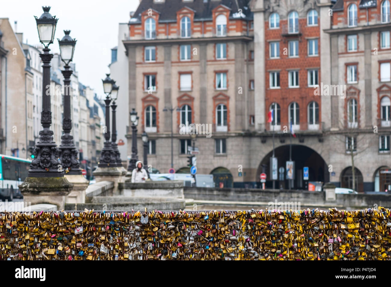 Parigi - MARZO 19, 2018: Amore lucchetti a Pont de l'Archeveche a Parigi. Le migliaia di blocchi di amare le coppie simboleggiano amare per sempre. Foto Stock