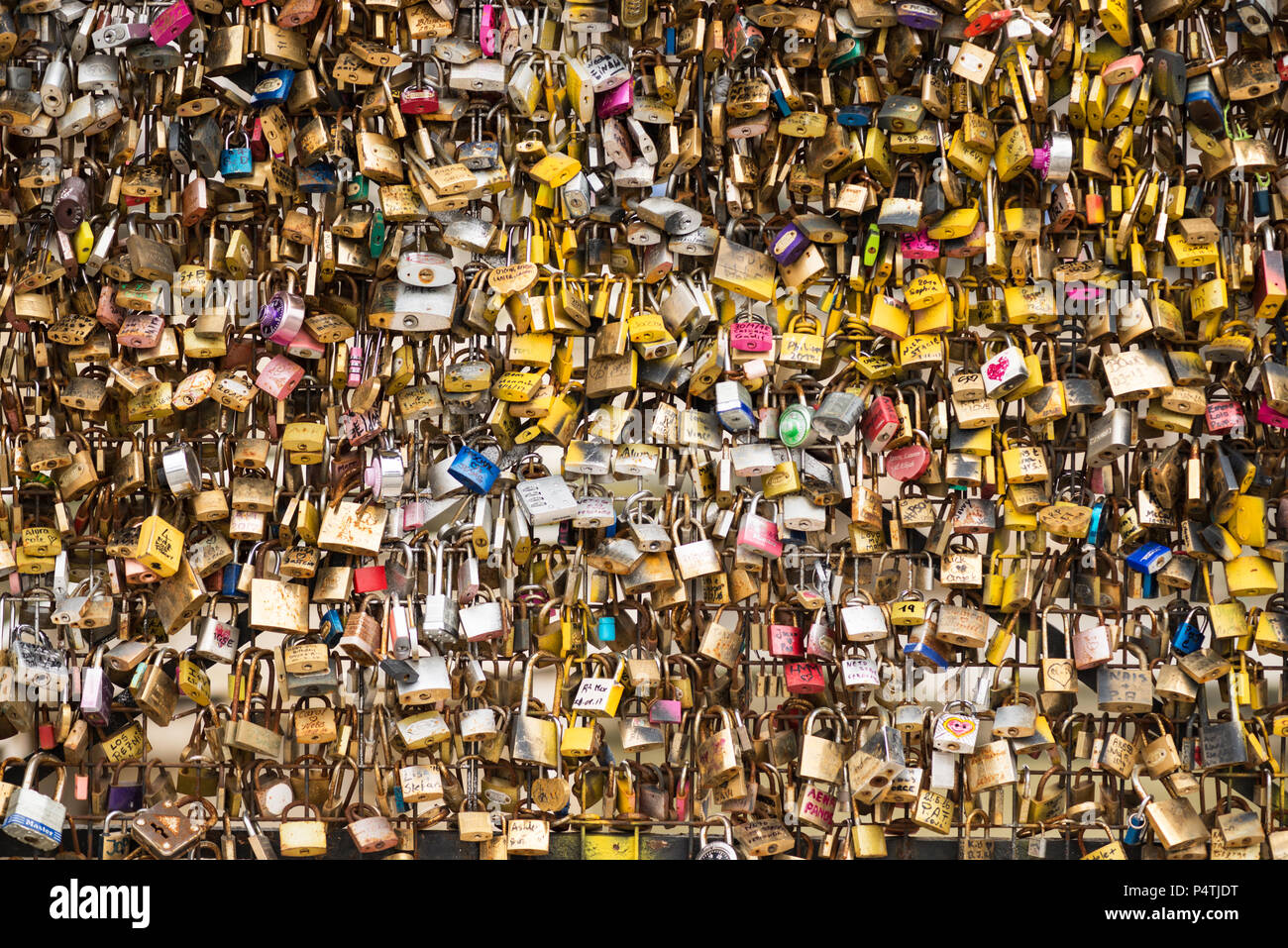 Parigi - MARZO 19, 2018: Amore lucchetti a Pont de l'Archeveche a Parigi. Le migliaia di blocchi di amare le coppie simboleggiano amare per sempre. Foto Stock