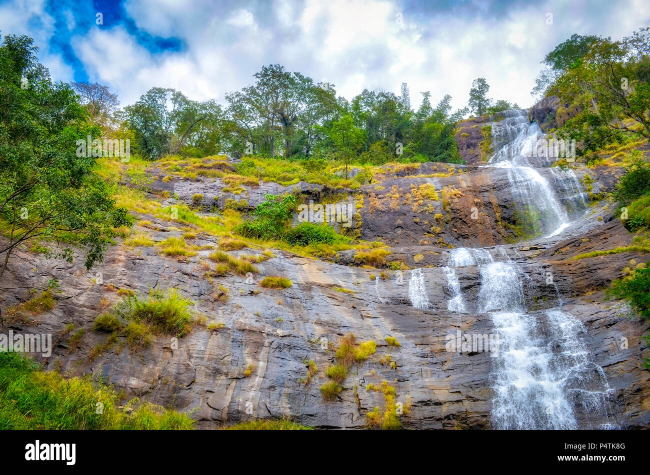 Bassa angolazione di acqua che cade dalle rocce in un modo a zigzag. Il Kerala, India. Foto Stock