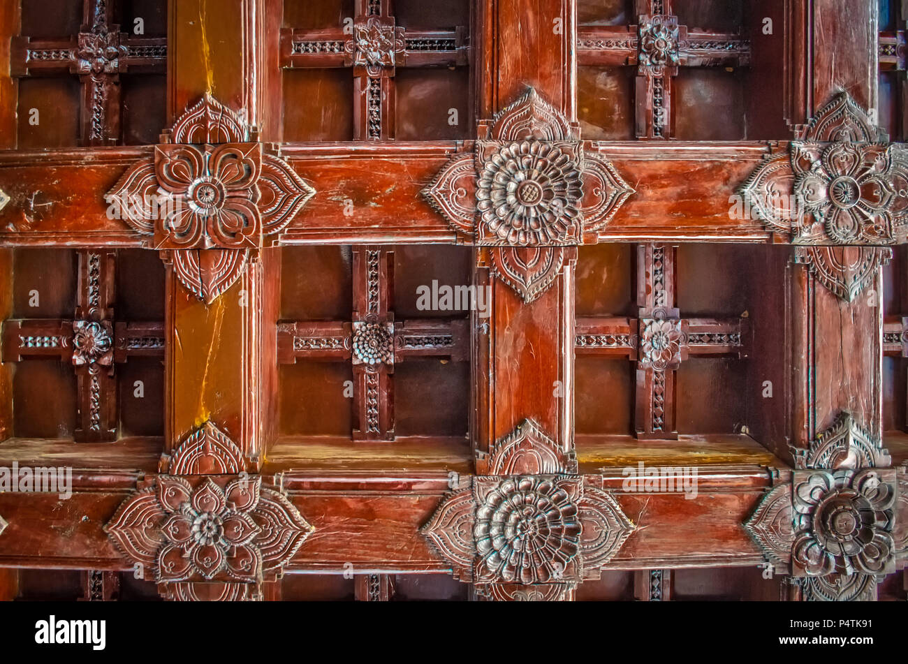 Tradizionale in legno sul soffitto del vecchio edificio in Kerala, India. Foto Stock