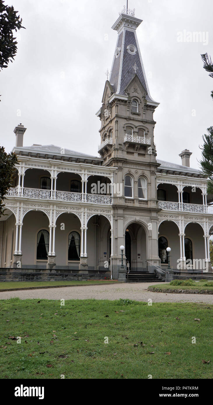 Rupertswood detiene un posto in Australia i libri di storia per il lato destro e per motivi sbagliati dimora signorile, Rupertswood, è il luogo dove la ormai famosa urna di ceneri è stata creata nel 1882. Nel 1927 i Salesiani della società, una organizzazione cattolica Rupertswood acquistati per essere utilizzati come una scuola per ragazzi. Durante gli anni settanta e ottanta sacerdote cattolico e insegnante, Frank Gerard Klep, su un periodo di molti anni ha avuto il vantaggio di ragazzi a sua cura a Rupertswood guadagnare lui un lungo periodo di reclusione. Foto Stock