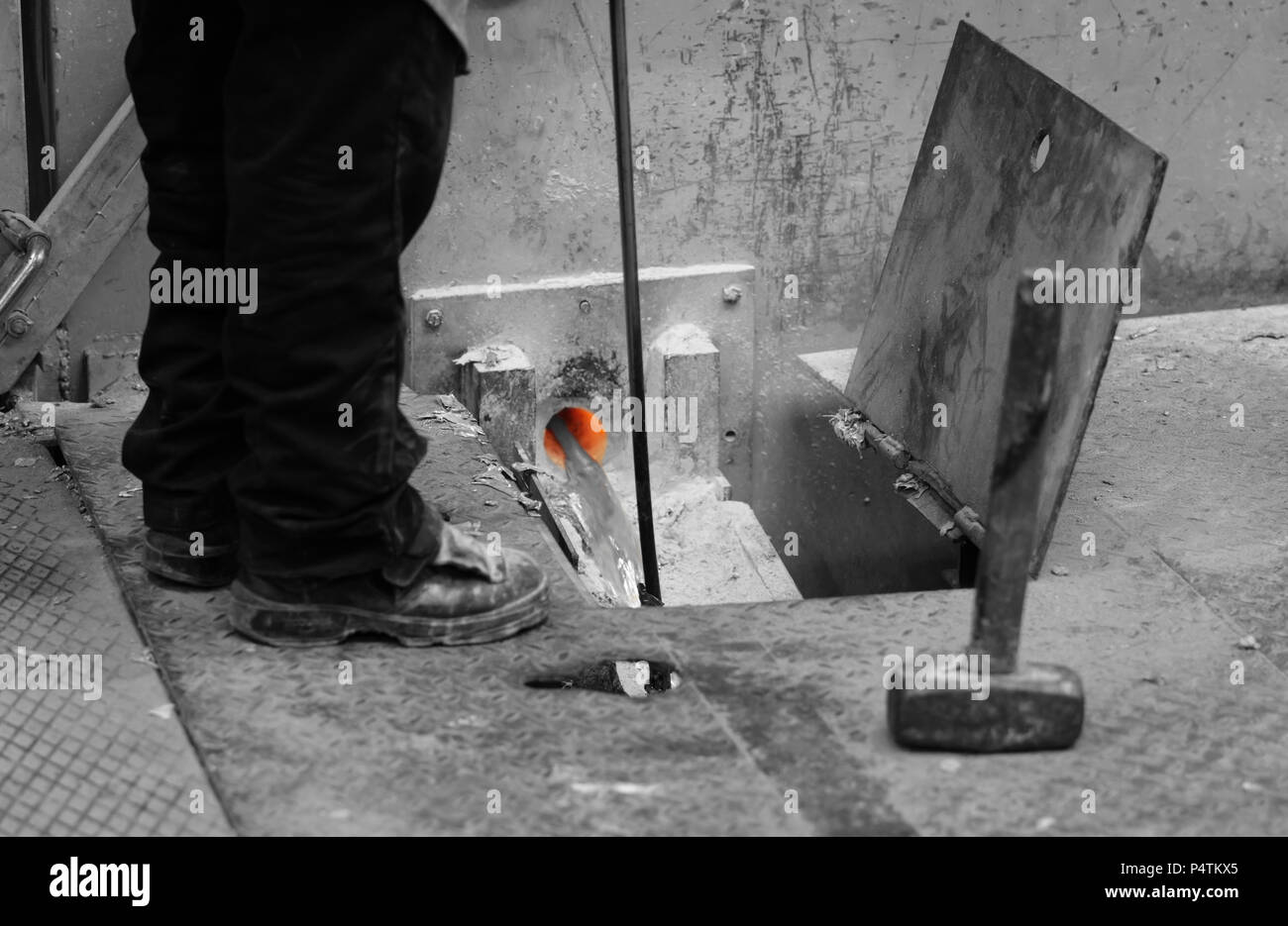 Un lavoratore di pulizia scatola del filtro in fonderia di alluminio Foto Stock Un lavoratore di pulizia scatola del filtro in fonderia di alluminio Foto Stock