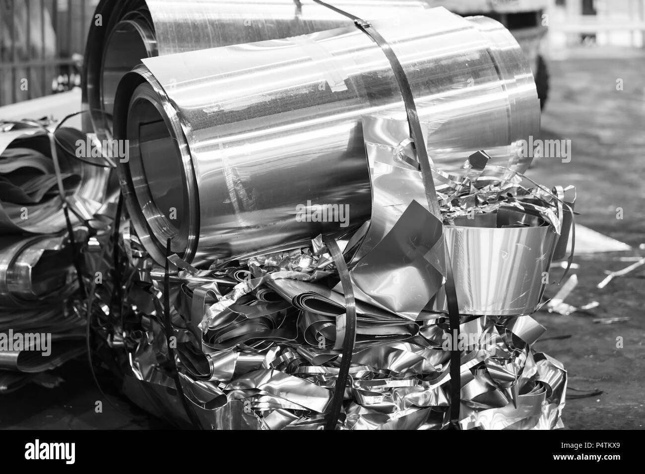 Lamina di alluminio rottami in attesa per la fusione in una fonderia Foto Stock