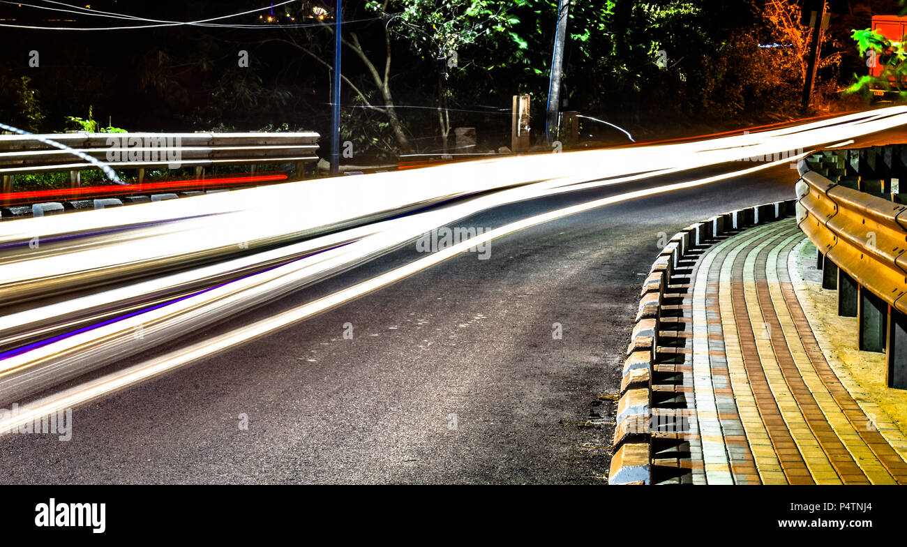 In rapido movimento di snellire il traffico in città la vita notturna Foto Stock