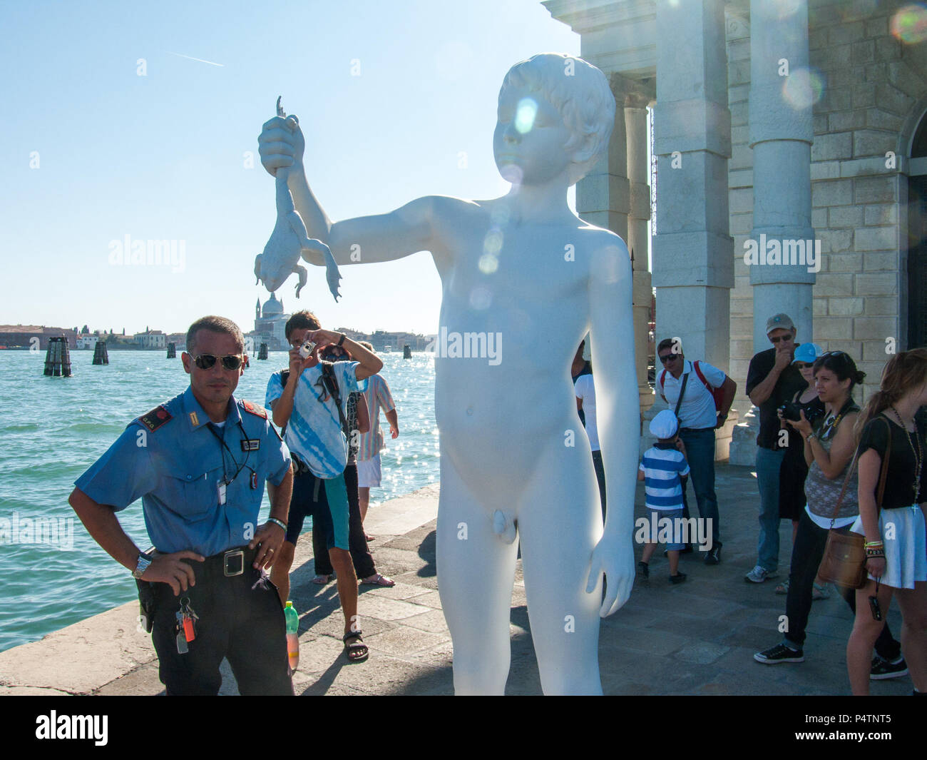 Venezia, Italia, Ottobre 2, 2011: la statua di boy, arte moderna esposta a Venezia Foto Stock