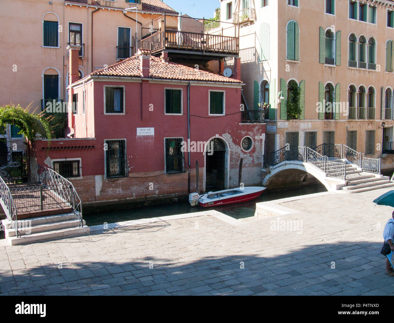 Venezia, Italia, 2 ottobre 2011: Bellissima architettura veneziana, piccolo canale Foto Stock
