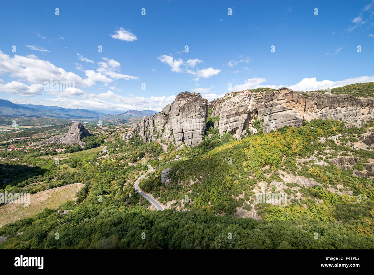 Monastero di San Nicola Anapavsa e Monastero di Varlaam vista panoramica, Meteora monasteri, Trikala, Tessaglia, Grecia. Foto Stock