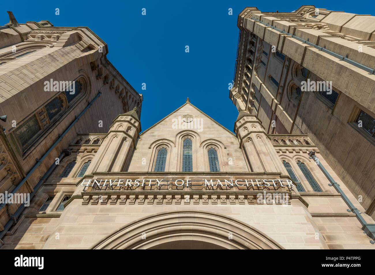 La segnaletica dell'edificio Whitworth presso l Università di Manchester sparato contro un cielo blu chiaro (solo uso editoriale). Foto Stock