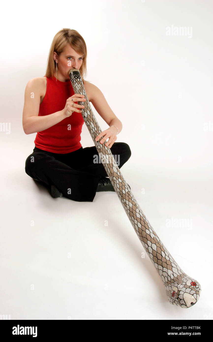 Didgeridoo, australiana indigena di strumento a fiato modello di rilascio - Gemma jones Foto Stock