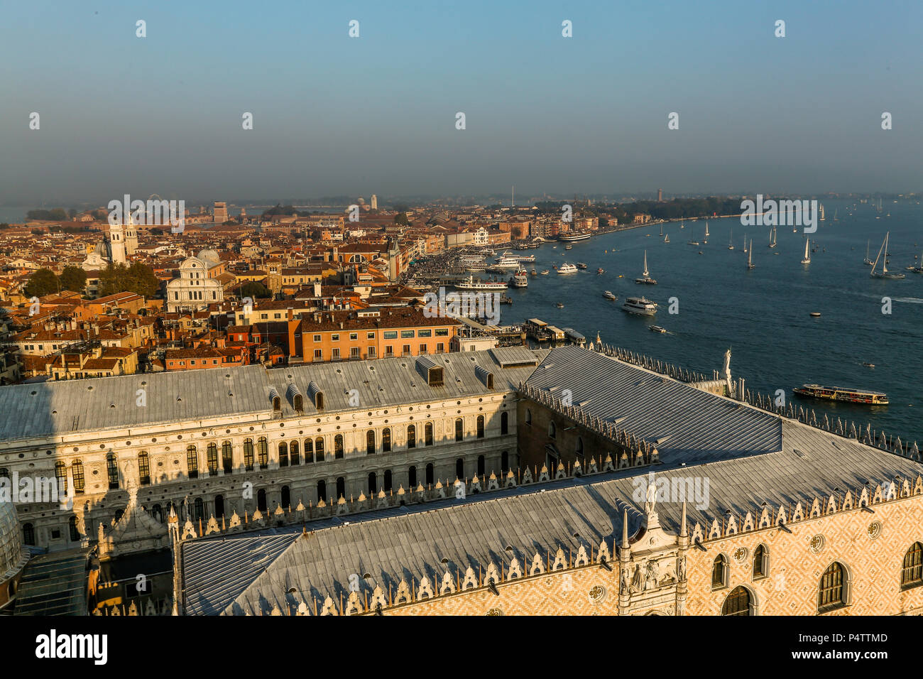 Guardando ad est al Palazzo del Doge, laguna e al di là dalla cima Campanile sul luminoso chiaro pomeriggio, Venezia, Italia Foto Stock