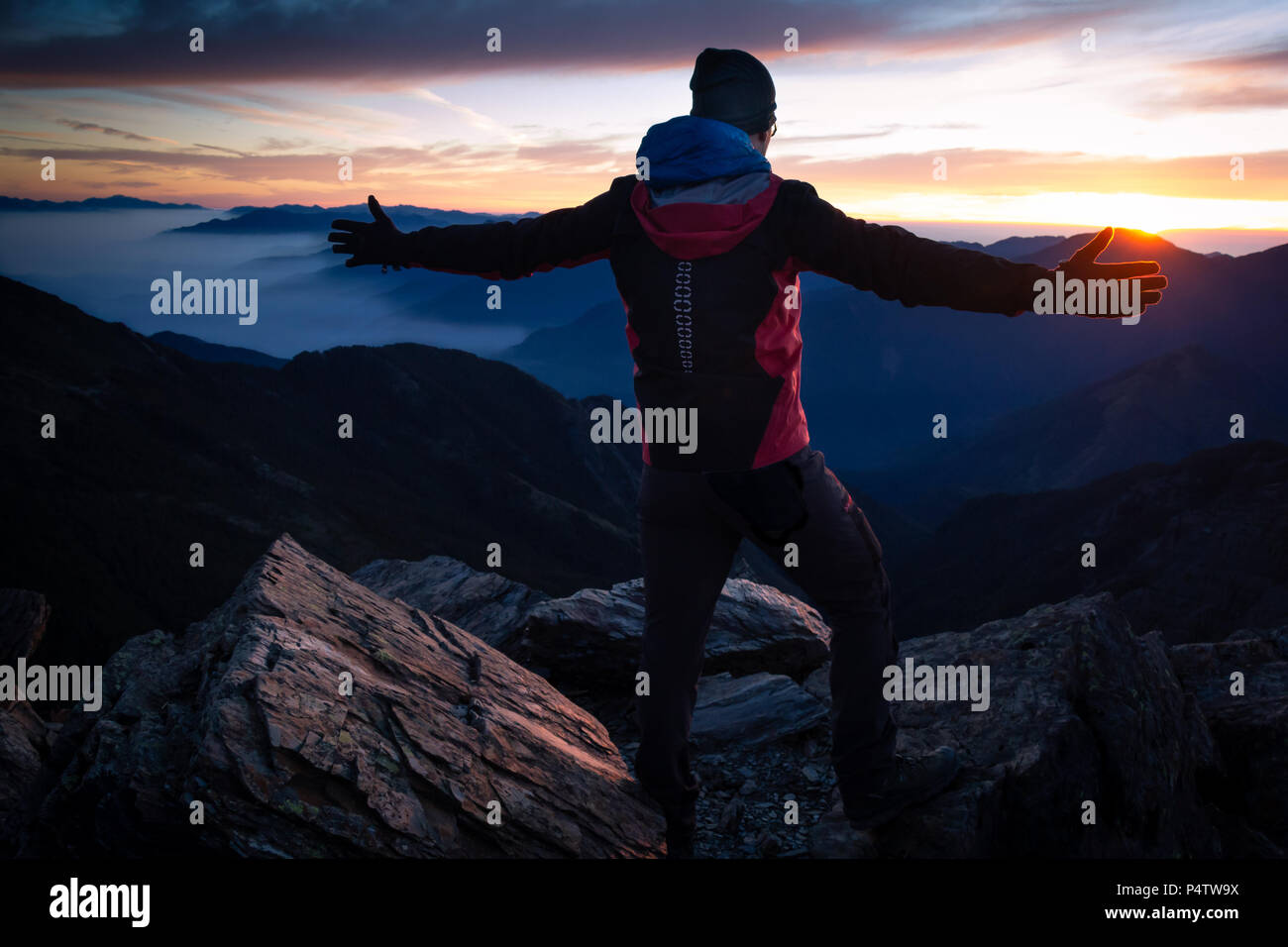 L'uomo guarda Sunrise, Mountain Top Foto Stock