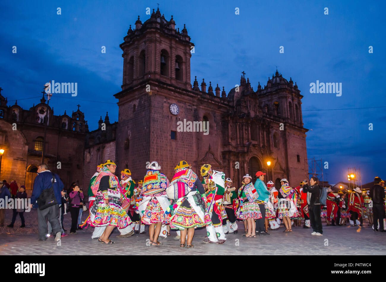 La gente ballare e la riproduzione di musica in Cusco Foto Stock