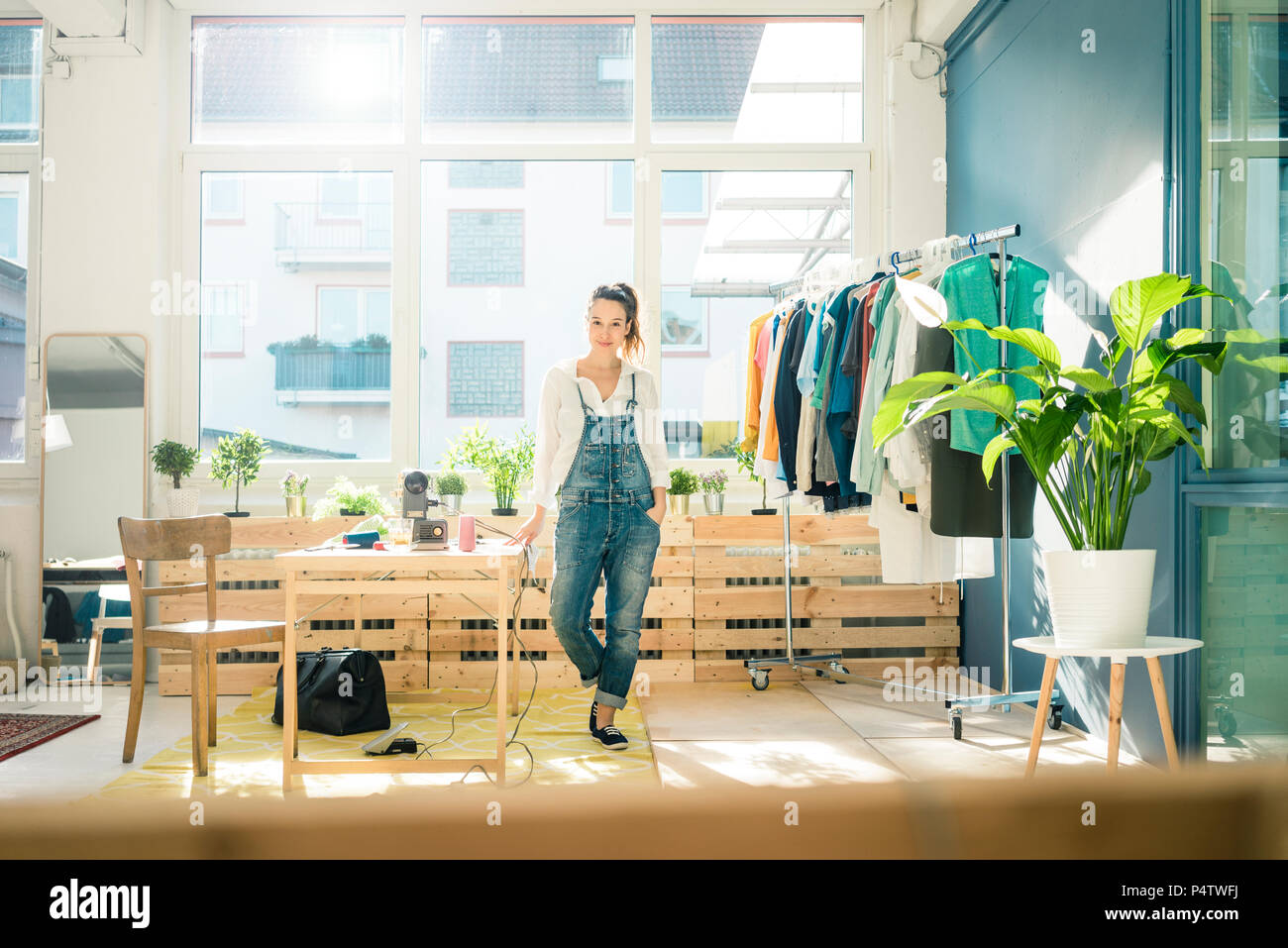 Designer di moda in piedi nel suo studio Foto Stock