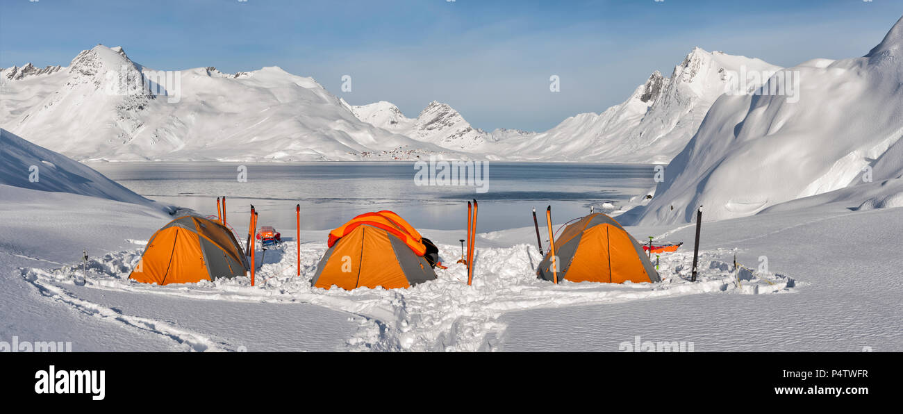 La Groenlandia, Schweizerland Alpi, Kulusuk, tende e sci Foto Stock