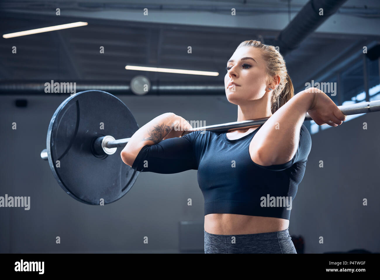 Donna facendo premere push esercizio in palestra Foto Stock