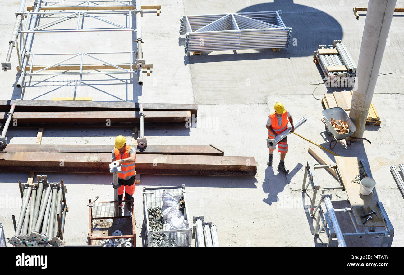 La costruzione dei lavoratori durante il lavoro sul sito in costruzione Foto Stock