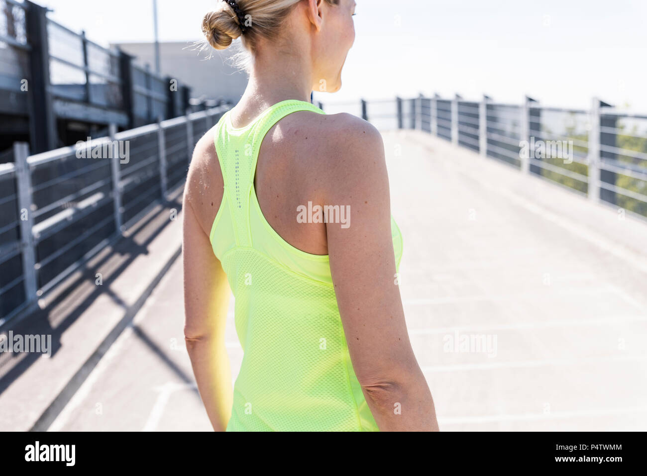 Donna in sports wear, vista posteriore Foto Stock