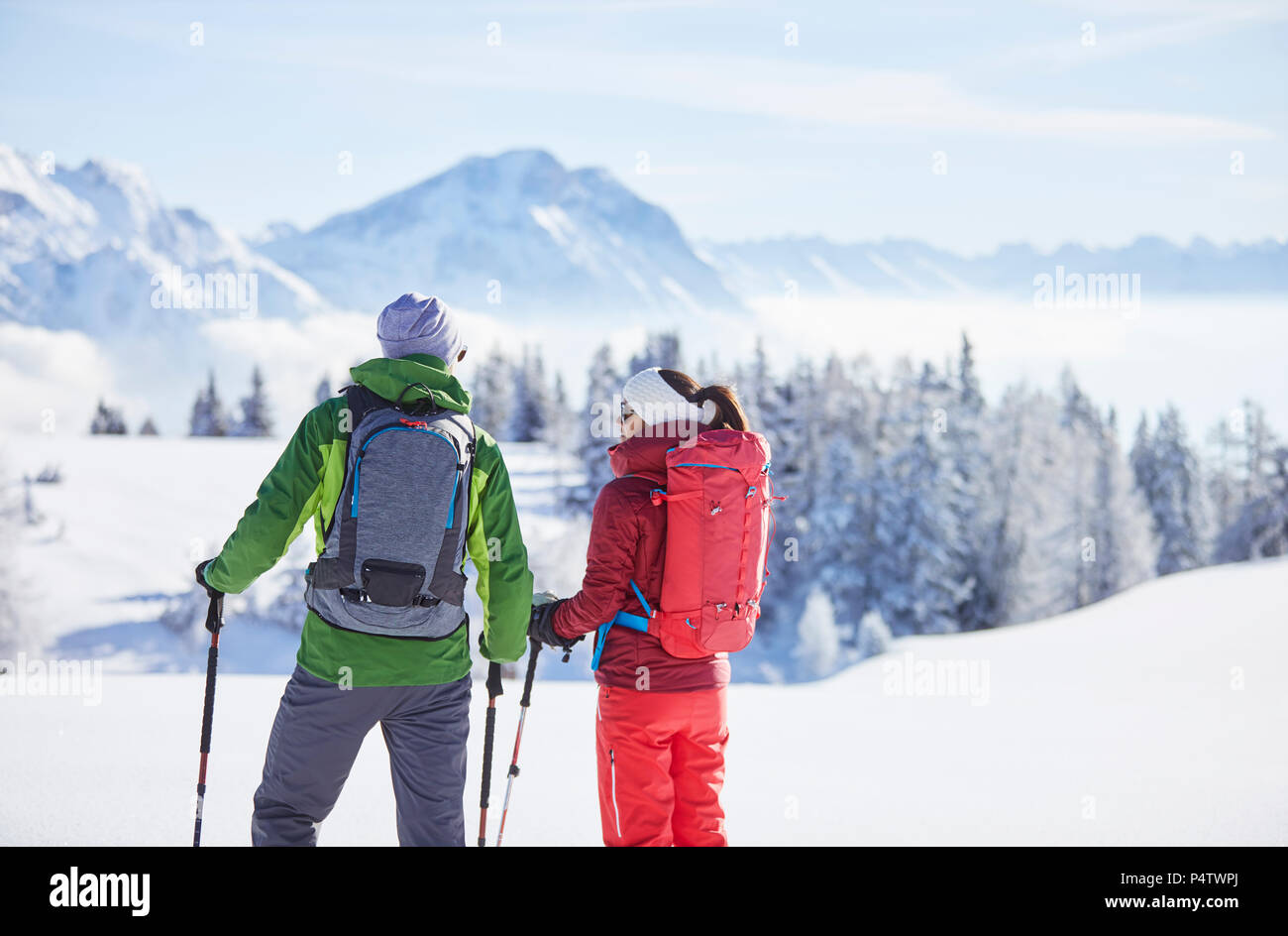 Austria, Tirolo, escursionisti con racchette da neve Foto Stock