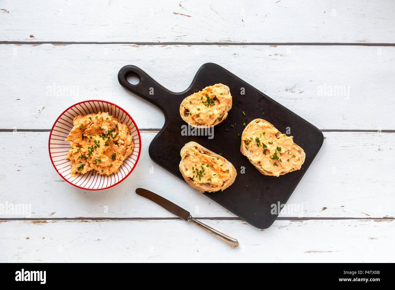 Pane con obazda e erba cipollina Foto Stock