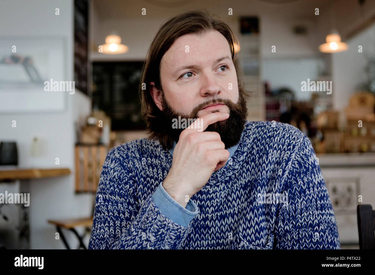 Uomo con la barba in seduta cafe, ritratto Foto Stock