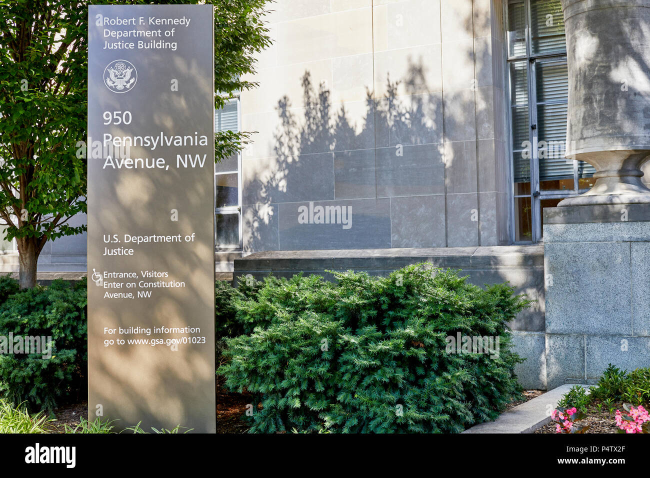 Washington DC, USA-Giugno 5, 2018: Robert F Kennedy del Dipartimento di Giustizia segno edificio con architettura paesaggistica Foto Stock