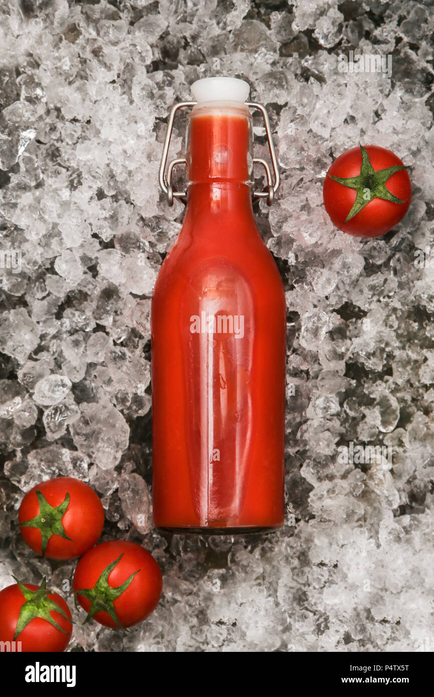 Ice-raffreddata in casa di succo di pomodoro in swing top bottiglia Foto Stock