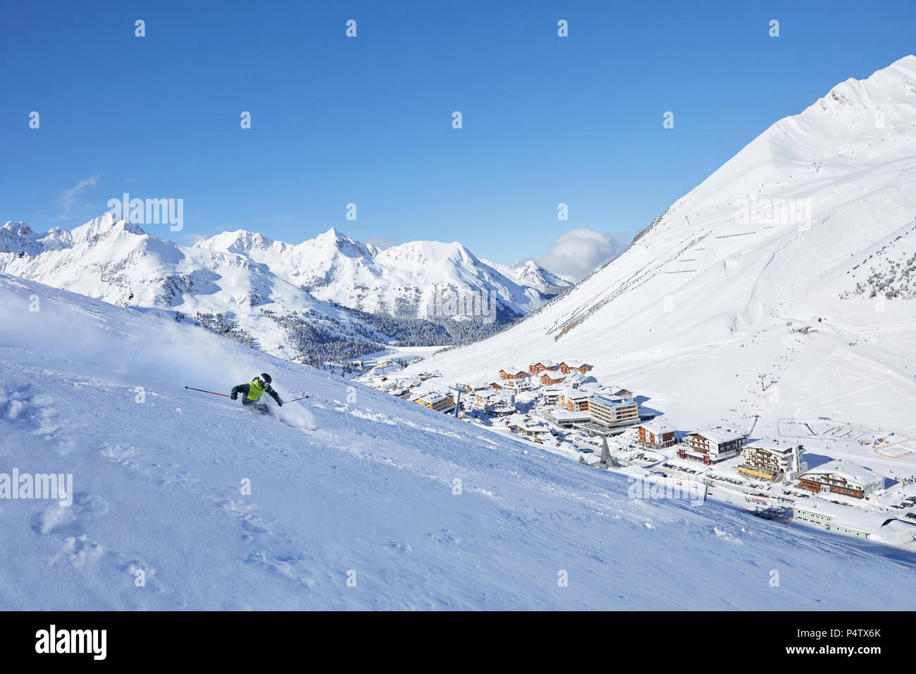 Austria, Tirolo, Kuehtai, uomo sci nel paesaggio invernale Foto Stock