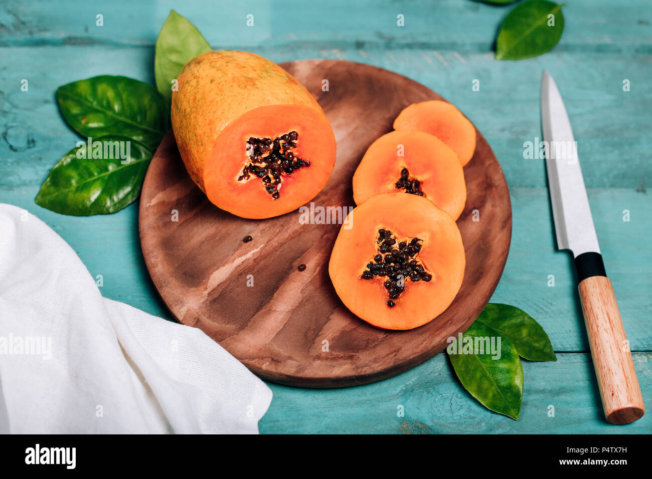 Fette di papaia sul tagliere Foto Stock