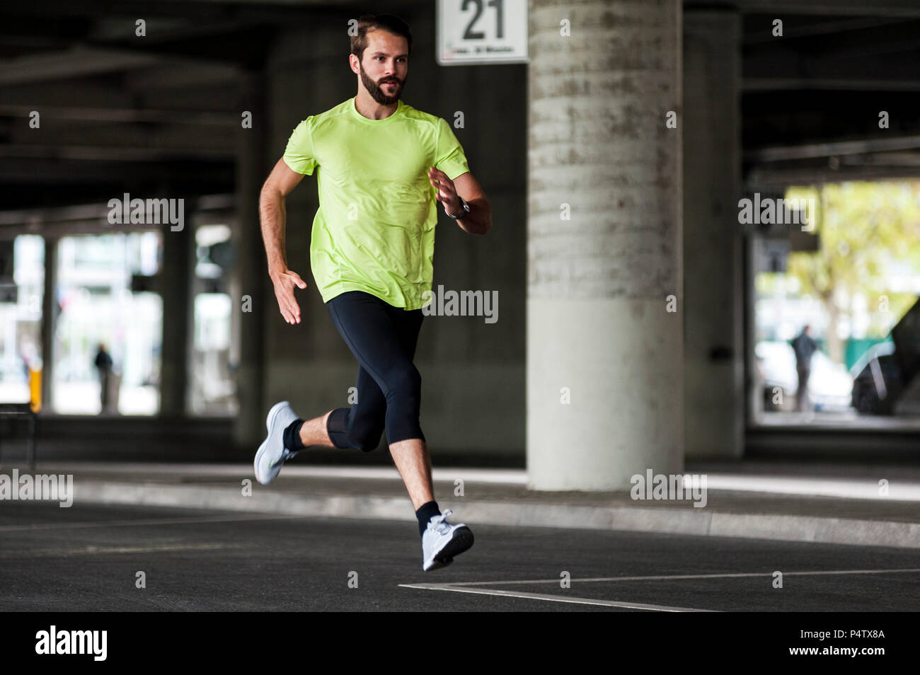 Uomo che corre su una strada Foto Stock