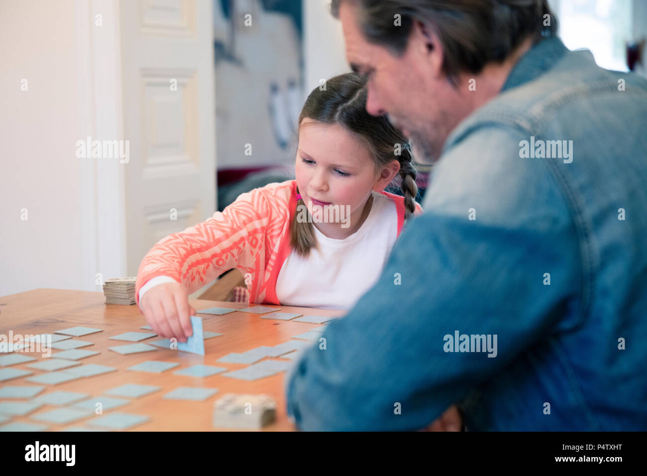 Padre e figlia di memoria riproduzione su tavola a casa Foto Stock