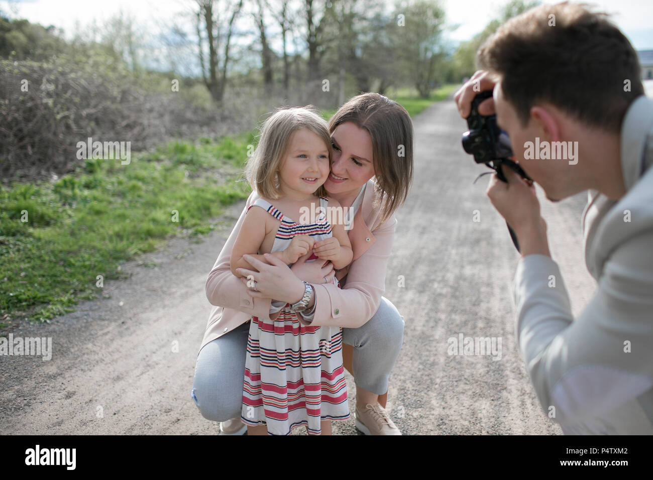 Giovane uomo prendendo la foto della sua famiglia con la fotocamera Foto Stock