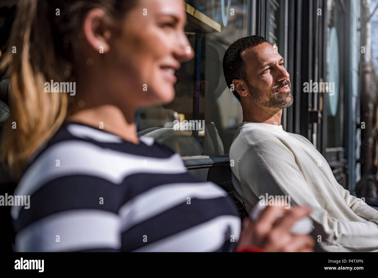 L uomo e la donna rilassante al di fuori di un cafe Foto Stock