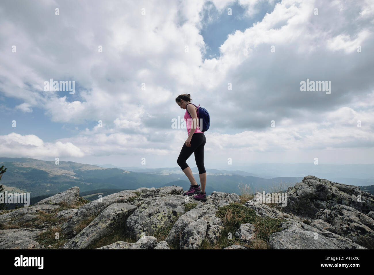 La Bulgaria, montagna Rila, femmina escursionista in piedi sul bordo scogliera Foto Stock