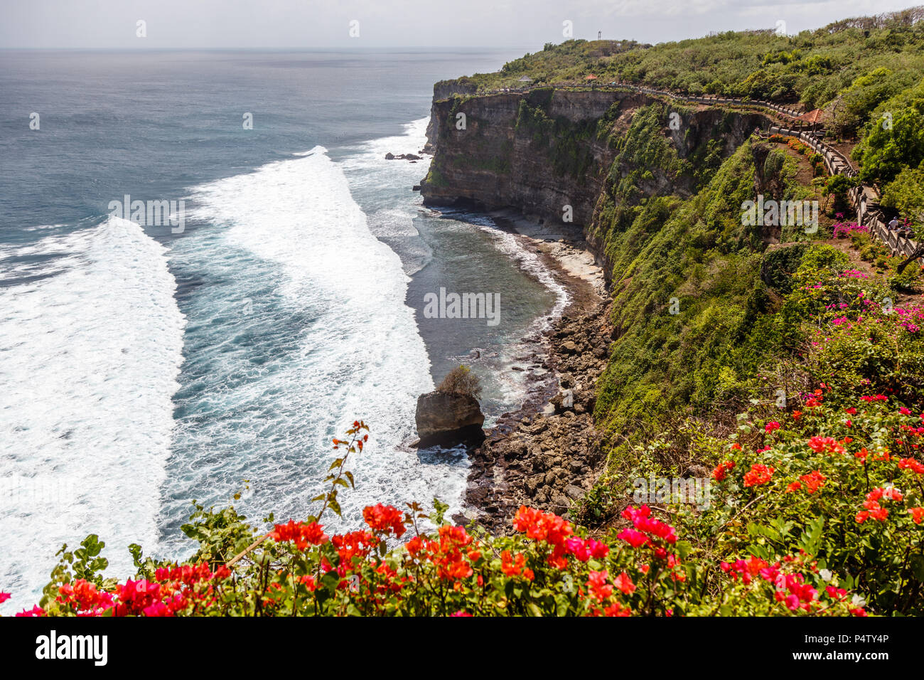 Viste di Pura Luhur Uluwatu e l'Oceano Pacifico, Bali, Indonesia Foto Stock