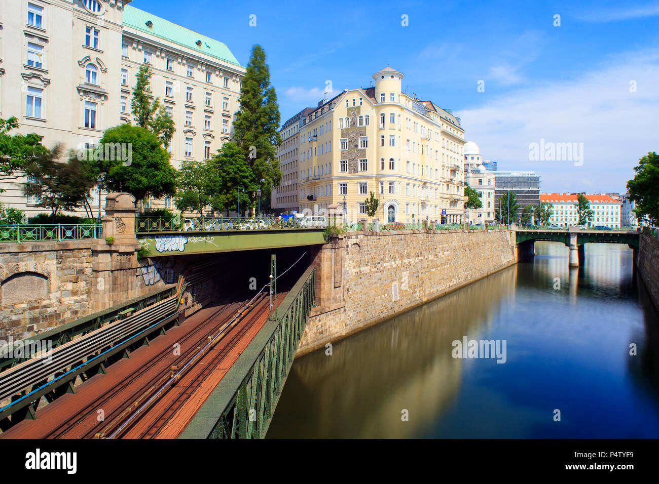 Vista di Art Nouveau ponte sulla ferrovia, Vienna, Austria Foto Stock