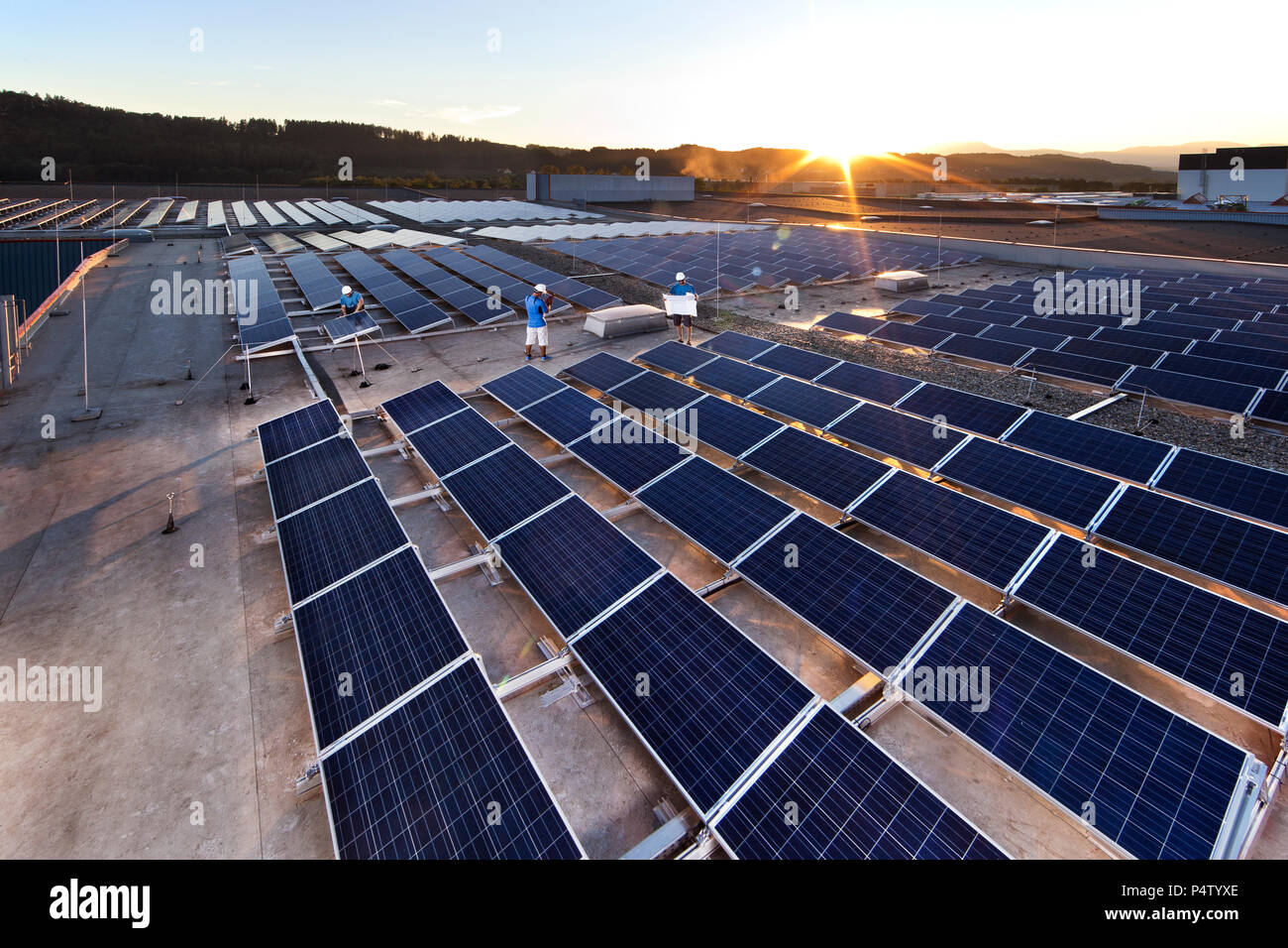 I lavoratori di montaggio impianto solare Foto Stock