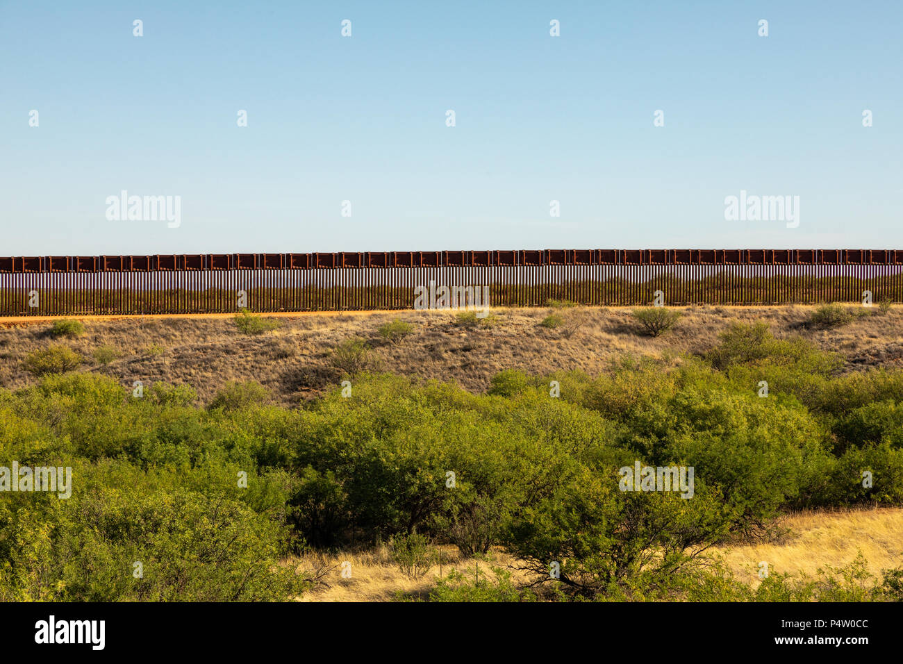 Noi confine messicano a parete/recinto serpenti attraverso paesaggio dell'Arizona vicino alla città di miracolo Valley, Arizona, Stati Uniti. Foto Stock