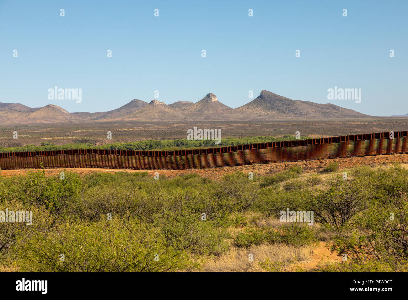 Noi confine messicano a parete/recinto serpenti attraverso paesaggio dell'Arizona vicino alla città di miracolo Valley, Arizona, Stati Uniti. Foto Stock