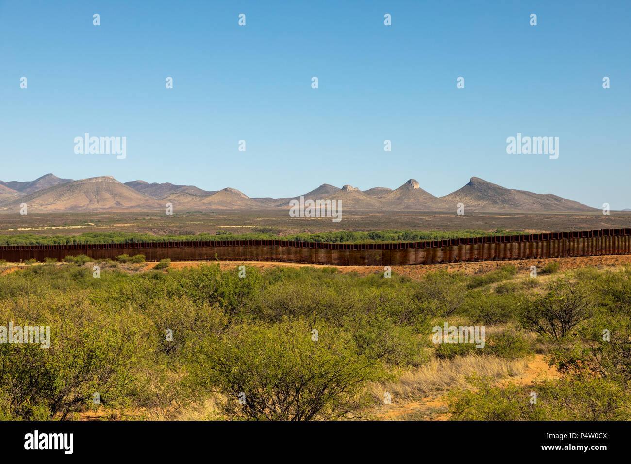 Noi confine messicano a parete/recinto serpenti attraverso paesaggio dell'Arizona vicino alla città di miracolo Valley, Arizona, Stati Uniti. Foto Stock