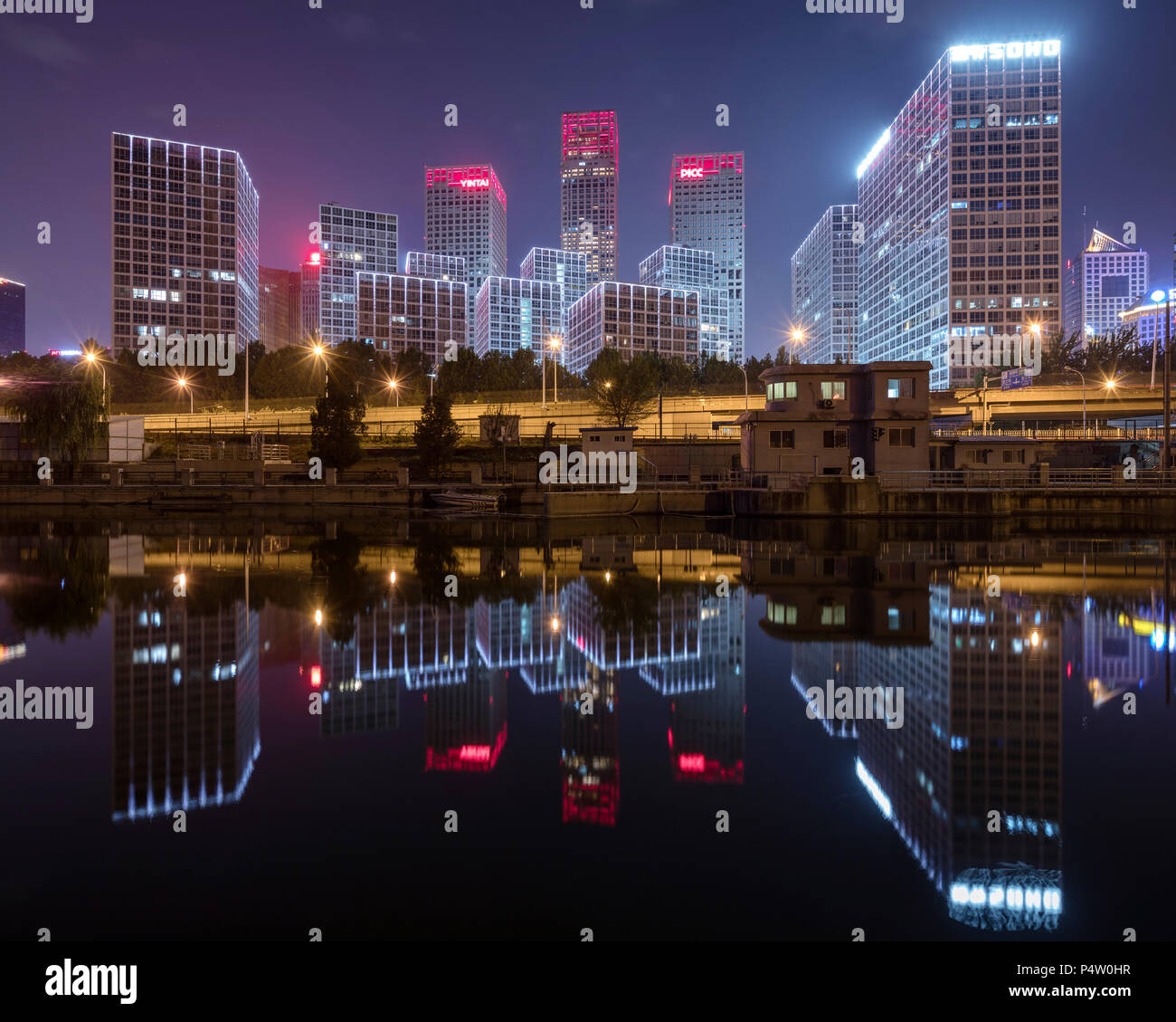 Cina, Pechino, il quartiere centrale degli affari e il traffico di notte Foto Stock