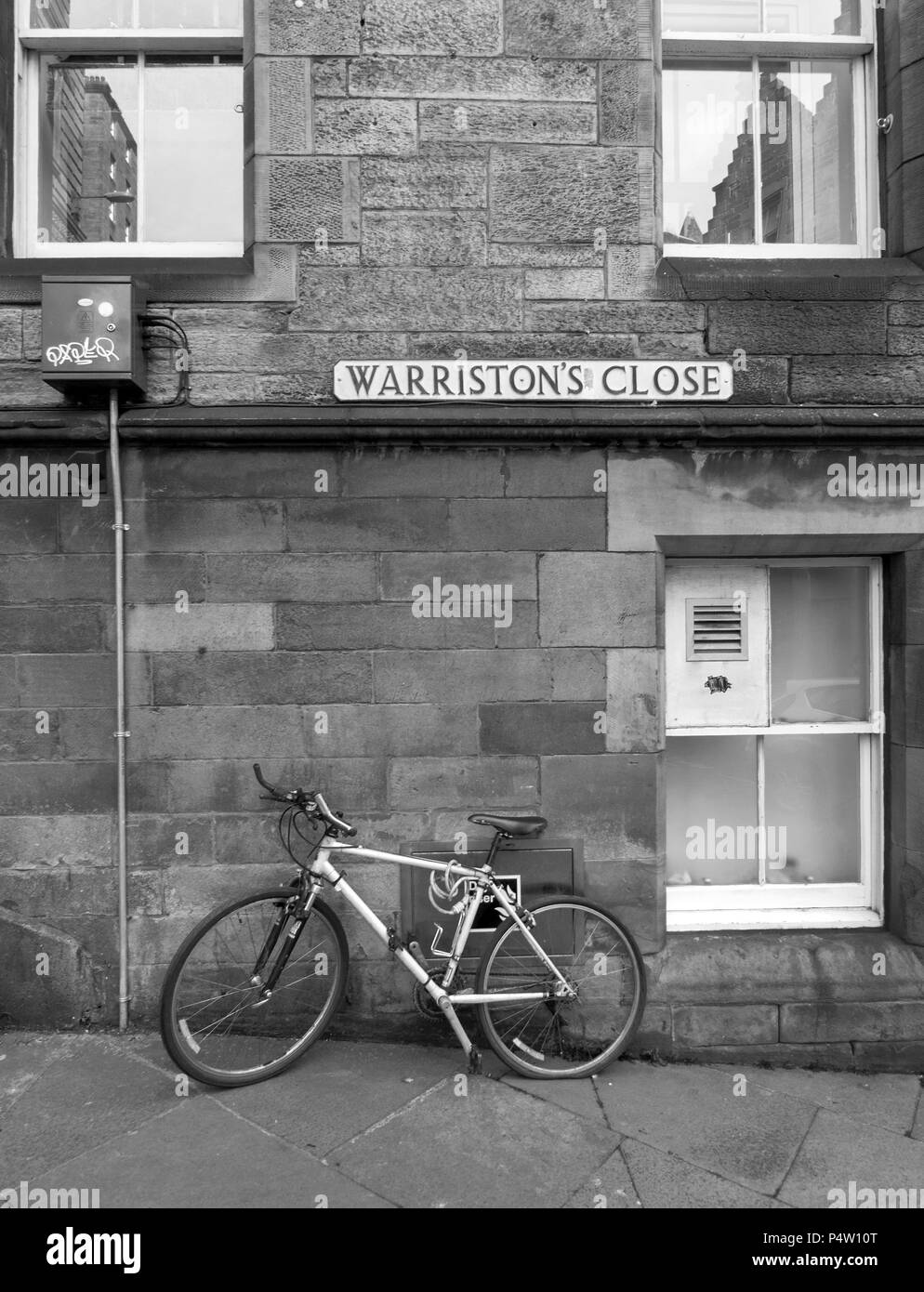 Edimburgo, Scozia - 23 giugno 2018: una fotografia in bianco e nero di una moto che si appoggia su un muro di Warriston vicino a Edimburgo. Foto Stock