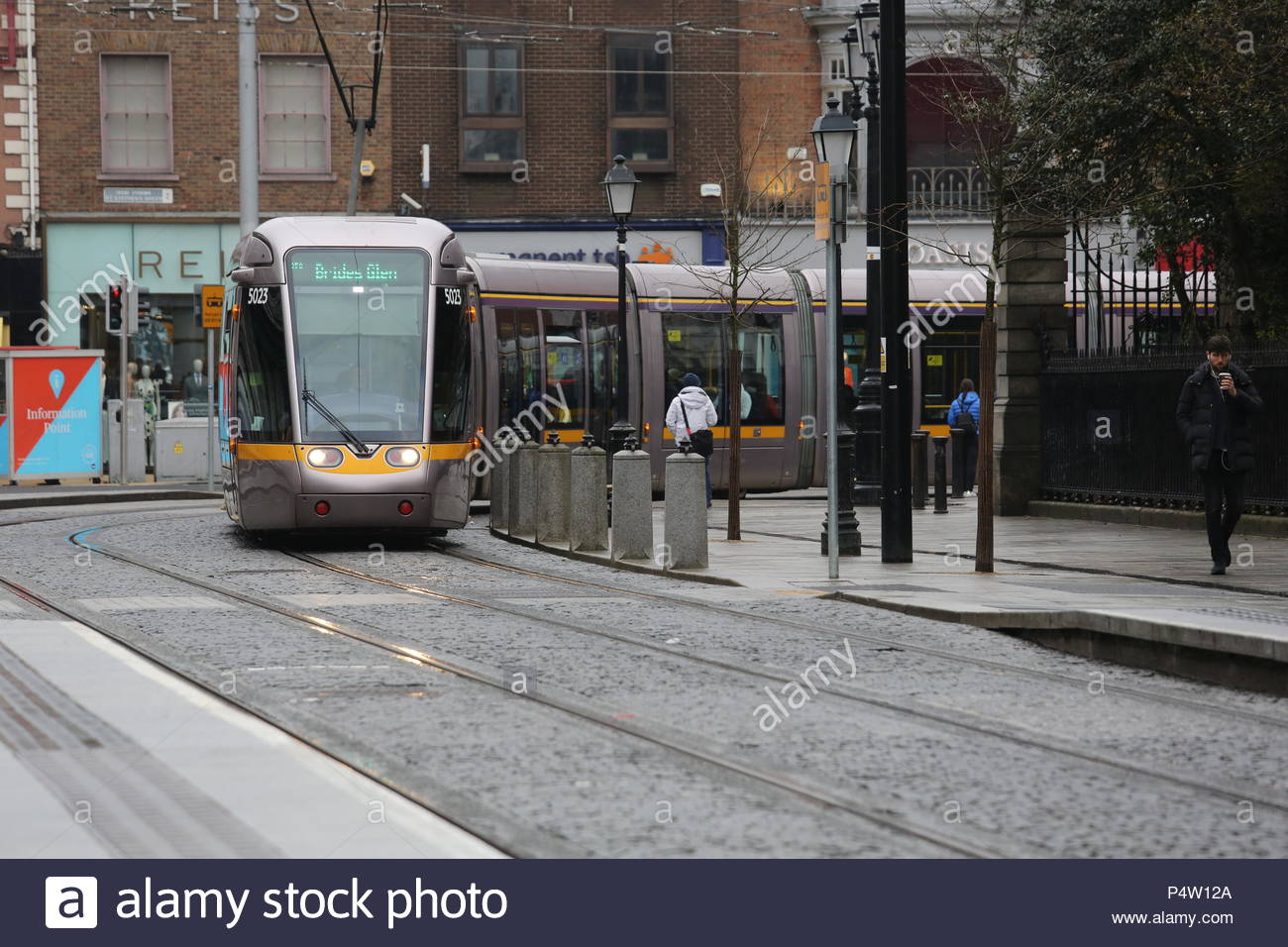 Treni Luas nel centro della città di Dublino, Irlanda Foto Stock